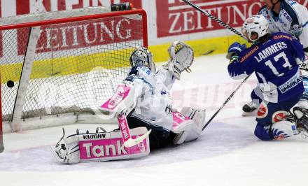 EBEL. Eishockey Bundesliga. EC VSV gegen EHC LIWEST Linz. John Lammers,  (VSV), Michael Ouzas (Linz). Villach, am 2.11.2014.
Foto: Kuess 


---
pressefotos, pressefotografie, kuess, qs, qspictures, sport, bild, bilder, bilddatenbank