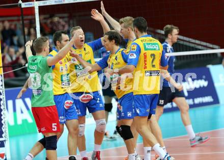 Volleyball Champions League. SK Posojilnica Aich/Dob gegen Olympiacos Piraeus. Jubel (Aich/Dob). Klagenfurt, am 5.11.2014.
Foto: Kuess
---
pressefotos, pressefotografie, kuess, qs, qspictures, sport, bild, bilder, bilddatenbank