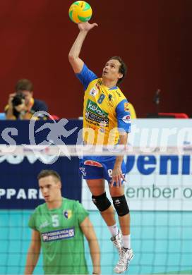 Volleyball Champions League. SK Posojilnica Aich/Dob gegen Olympiacos Piraeus. Rok Satler (Aich/Dob). Klagenfurt, am 5.11.2014.
Foto: Kuess
---
pressefotos, pressefotografie, kuess, qs, qspictures, sport, bild, bilder, bilddatenbank