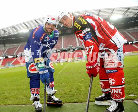 Eishockey. Kaerntner Freiluftderby. KAC gegen VSV. Thomas Hundertpfund (KAC), Benjamin Petrik (VSV). Klagenfurt Woerthersee Stadion. 11.11.2014.
Foto: Kuess 
---
pressefotos, pressefotografie, kuess, qs, qspictures, sport, bild, bilder, bilddatenbank