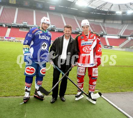 Eishockey. Kaerntner Freiluftderby. KAC gegen VSV.  Benjamin Petrik (VSV), Buergermeister Christian Scheider, Thomas Hundertpfund (KAC). Klagenfurt Woerthersee Stadion. 11.11.2014.
Foto: Kuess 
---
pressefotos, pressefotografie, kuess, qs, qspictures, sport, bild, bilder, bilddatenbank