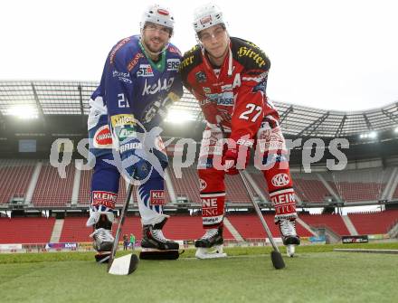 Eishockey. Kaerntner Freiluftderby. KAC gegen VSV. Thomas Hundertpfund (KAC), Benjamin Petrik (VSV). Klagenfurt Woerthersee Stadion. 11.11.2014.
Foto: Kuess 
---
pressefotos, pressefotografie, kuess, qs, qspictures, sport, bild, bilder, bilddatenbank