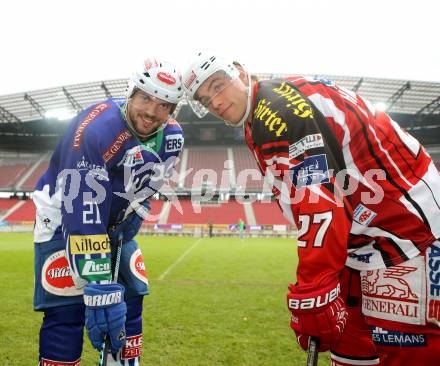 Eishockey. Kaerntner Freiluftderby. KAC gegen VSV. Thomas Hundertpfund (KAC), Benjamin Petrik (VSV). Klagenfurt Woerthersee Stadion. 11.11.2014.
Foto: Kuess 
---
pressefotos, pressefotografie, kuess, qs, qspictures, sport, bild, bilder, bilddatenbank