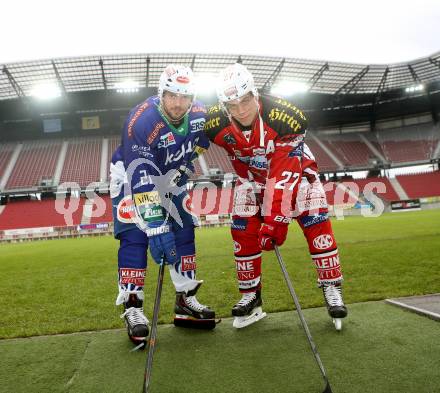 Eishockey. Kaerntner Freiluftderby. KAC gegen VSV. Thomas Hundertpfund (KAC), Benjamin Petrik (VSV). Klagenfurt Woerthersee Stadion. 11.11.2014.
Foto: Kuess 
---
pressefotos, pressefotografie, kuess, qs, qspictures, sport, bild, bilder, bilddatenbank