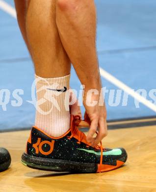 Basketball 2. Bundesliga. Woerthersee Piraten gegen Chin Min Dragons St. Poelten. Feature. Schuh.. Klagenfurt, 15.11.2014.
Foto: Kuess
---
pressefotos, pressefotografie, kuess, qs, qspictures, sport, bild, bilder, bilddatenbank