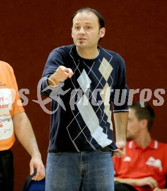 Basketball 2. Bundesliga. Woerthersee Piraten gegen Chin Min Dragons St. Poelten. Trainer Jurica Smiljanic (St. Poelten). Klagenfurt, 15.11.2014.
Foto: Kuess
---
pressefotos, pressefotografie, kuess, qs, qspictures, sport, bild, bilder, bilddatenbank