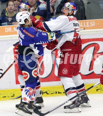 EBEL. Eishockey Bundesliga. EC VSV gegen Red Bull Salzburg. Brock McBride,  (VSV), Matthias Trattnig (Salzburg). Villach, am 21.11.2014.
Foto: Kuess 


---
pressefotos, pressefotografie, kuess, qs, qspictures, sport, bild, bilder, bilddatenbank