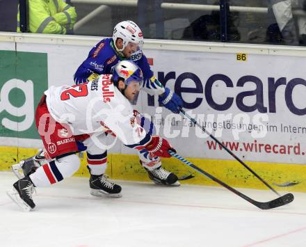 EBEL. Eishockey Bundesliga. EC VSV gegen Red Bull Salzburg. Benjamin Petrik,  (VSV), John Hughes (Salzburg). Villach, am 21.11.2014.
Foto: Kuess 


---
pressefotos, pressefotografie, kuess, qs, qspictures, sport, bild, bilder, bilddatenbank