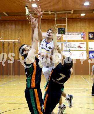 Basketball 2.Bundesliga 2014/15 Grunddurchgang 9.Runde. Radenthein Garnets gegen Basket Flames. Peter Gleissner,  (Radenthein), Vladimir Gavranic, Colin Fuchs Robetin (Basket Flames). Klagenfurt, 22.11.2014.
Foto: Kuess
---
pressefotos, pressefotografie, kuess, qs, qspictures, sport, bild, bilder, bilddatenbank