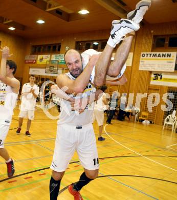 Basketball 2.Bundesliga 2014/15 Grunddurchgang 9.Runde. Radenthein Garnets gegen Basket Flames. Jubel Vjeran Soldo, Peter Gleissner (Radenthein). Klagenfurt, 22.11.2014.
Foto: Kuess
---
pressefotos, pressefotografie, kuess, qs, qspictures, sport, bild, bilder, bilddatenbank