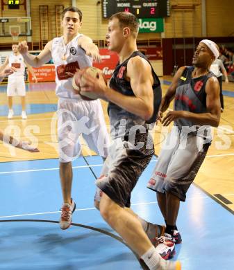 Basketball 2.Bundesliga 2014/15 Grunddurchgang 10.Runde. Woerthersee Piraten gegen Villach Raiders. Martin Breithuber, (Piraten), Gaidys Povilas,  (Villach). Klagenfurt, 29.11.2014.
Foto: Kuess
---
pressefotos, pressefotografie, kuess, qs, qspictures, sport, bild, bilder, bilddatenbank