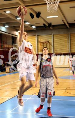 Basketball 2.Bundesliga 2014/15 Grunddurchgang 10.Runde. Woerthersee Piraten gegen Villach Raiders. Martin Breithuber, (Piraten), Erik Rhinehart  (Villach). Klagenfurt, 29.11.2014.
Foto: Kuess
---
pressefotos, pressefotografie, kuess, qs, qspictures, sport, bild, bilder, bilddatenbank