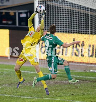 Fussball Bundesliga. RZ Pellets WAC gegen SK Rapid Wien. Alexander Kofler, (WAC), Robert Beric  (Rapid). Wolfsberg, am 7.11.2014.
Foto: Kuess

---
pressefotos, pressefotografie, kuess, qs, qspictures, sport, bild, bilder, bilddatenbank