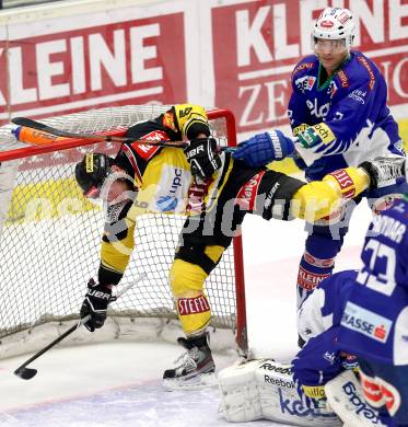 EBEL. Eishockey Bundesliga. EC VSV gegen UPC Vienna Capitals. Cole Jarrett, (VSV), Rafael Rotter (Caps). Villach, am 12.12.2014.
Foto: Kuess 


---
pressefotos, pressefotografie, kuess, qs, qspictures, sport, bild, bilder, bilddatenbank