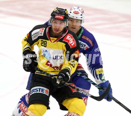 EBEL. Eishockey Bundesliga. EC VSV gegen UPC Vienna Capitals. Cole Jarrett, (VSV), Andreas Noedl (Caps). Villach, am 12.12.2014.
Foto: Kuess 


---
pressefotos, pressefotografie, kuess, qs, qspictures, sport, bild, bilder, bilddatenbank