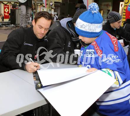 EBEL. Eishockey Bundesliga. VSV Kalenderpraesentation. John Lammers. Villach, am 13.12.2014.
Foto: Kuess
---
pressefotos, pressefotografie, kuess, qs, qspictures, sport, bild, bilder, bilddatenbank