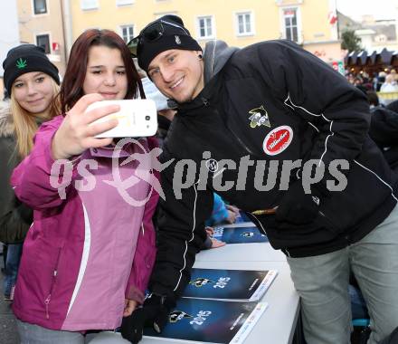 EBEL. Eishockey Bundesliga. VSV Kalenderpraesentation. Selfie mit Daniel Nageler. Villach, am 13.12.2014.
Foto: Kuess
---
pressefotos, pressefotografie, kuess, qs, qspictures, sport, bild, bilder, bilddatenbank