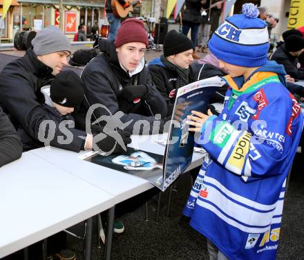 EBEL. Eishockey Bundesliga. VSV Kalenderpraesentation. Cole Jarrett, Adis Alagic. Villach, am 13.12.2014.
Foto: Kuess
---
pressefotos, pressefotografie, kuess, qs, qspictures, sport, bild, bilder, bilddatenbank