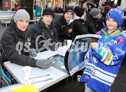 EBEL. Eishockey Bundesliga. VSV Kalenderpraesentation. Nico Brunner, Brock McBride, Stefan Bacher. Villach, am 13.12.2014.
Foto: Kuess
---
pressefotos, pressefotografie, kuess, qs, qspictures, sport, bild, bilder, bilddatenbank