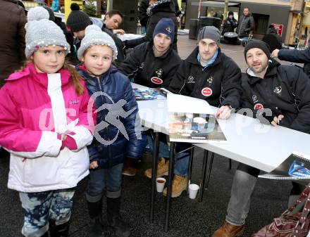 EBEL. Eishockey Bundesliga. VSV Kalenderpraesentation. Marco Pewal, Klemen Pretnar, Gerhard Unterluggauer. Villach, am 13.12.2014.
Foto: Kuess
---
pressefotos, pressefotografie, kuess, qs, qspictures, sport, bild, bilder, bilddatenbank