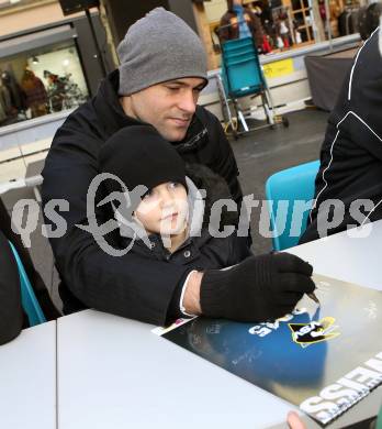 EBEL. Eishockey Bundesliga. VSV Kalenderpraesentation. Cole Jarrett. Villach, am 13.12.2014.
Foto: Kuess
---
pressefotos, pressefotografie, kuess, qs, qspictures, sport, bild, bilder, bilddatenbank