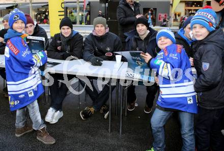 EBEL. Eishockey Bundesliga. VSV Kalenderpraesentation. Jean Philippe Lamoureux, Geoff Waugh, Darren Haydar. Villach, am 13.12.2014.
Foto: Kuess
---
pressefotos, pressefotografie, kuess, qs, qspictures, sport, bild, bilder, bilddatenbank