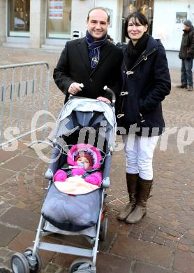 EBEL. Eishockey Bundesliga. VSV Kalenderpraesentation. Manager Stefan Widitsch mit Frau und Tochter. Villach, am 13.12.2014.
Foto: Kuess
---
pressefotos, pressefotografie, kuess, qs, qspictures, sport, bild, bilder, bilddatenbank