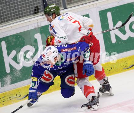 EBEL. Eishockey Bundesliga. EC VSV gegen HCB SUEDTIROL. Patrick Platzer,  (VSV), John Thomas Lee (Bozen). Villach, am 14.12.2014.
Foto: Kuess 


---
pressefotos, pressefotografie, kuess, qs, qspictures, sport, bild, bilder, bilddatenbank