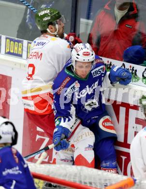 EBEL. Eishockey Bundesliga. EC VSV gegen HCB SUEDTIROL. Nico Brunner,  (VSV), Marco Insam (Bozen). Villach, am 14.12.2014.
Foto: Kuess 


---
pressefotos, pressefotografie, kuess, qs, qspictures, sport, bild, bilder, bilddatenbank