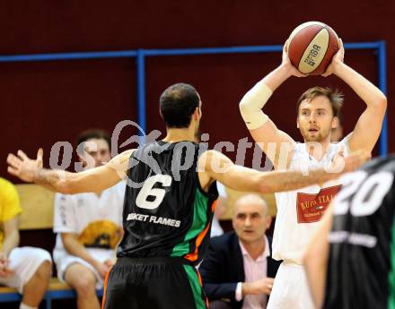 Basketball 2.Bundesliga 2014/15 Grunddurchgang 13.Runde. Woerthersee Piraten gegen Basket Flames. Sebastian Huber (Piraten),  Dominik Muellner (Basket Flames). Klagenfurt, 20.12.2014.
Foto: Kuess
---
pressefotos, pressefotografie, kuess, qs, qspictures, sport, bild, bilder, bilddatenbank