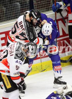 EBEL. Eishockey Bundesliga. EC VSV gegen HC Orli Znojmo. Rauferei Cole Jarett,  (VSV), Martin Baca (Znojmo). Villach, am 23.12.2014.
Foto: Kuess 


---
pressefotos, pressefotografie, kuess, qs, qspictures, sport, bild, bilder, bilddatenbank