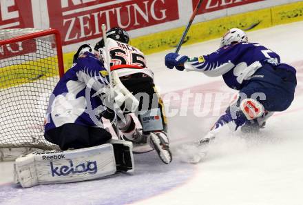 EBEL. Eishockey Bundesliga. EC VSV gegen HC Orli Znojmo. Jean Philippe Lamoureux verletzt, Cole Jarett (VSV), Martin Baca (Znojmo). Villach, am 23.12.2014.
Foto: Kuess 


---
pressefotos, pressefotografie, kuess, qs, qspictures, sport, bild, bilder, bilddatenbank