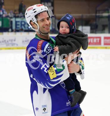 EBEL. Eishockey Bundesliga. EC VSV gegen Moser Medical Graz 99ers.  Darren Haydar mit Sohn Liam Joseph (VSV). Villach, am 28.12.2014.
Foto: Kuess 


---
pressefotos, pressefotografie, kuess, qs, qspictures, sport, bild, bilder, bilddatenbank