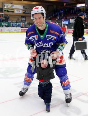 EBEL. Eishockey Bundesliga. EC VSV gegen Moser Medical Graz 99ers.  Darren Haydar mit Sohn Liam Joseph (VSV). Villach, am 28.12.2014.
Foto: Kuess 


---
pressefotos, pressefotografie, kuess, qs, qspictures, sport, bild, bilder, bilddatenbank