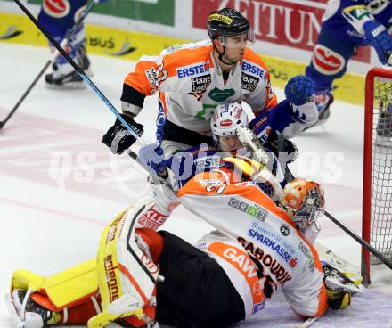 EBEL. Eishockey Bundesliga. EC VSV gegen Moser Medical Graz 99ers.  Brock McBride,  (VSV), Tyler Cuma, Danny Sabourin (Graz 99ers). Villach, am 28.12.2014.
Foto: Kuess 


---
pressefotos, pressefotografie, kuess, qs, qspictures, sport, bild, bilder, bilddatenbank