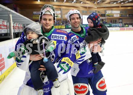 EBEL. Eishockey Bundesliga. EC VSV gegen Moser Medical Graz 99ers.  Jean Philippe Lamoureux mit Sohn Henri und Darren Haydar mit Sohn Liam Joseph (VSV). Villach, am 28.12.2014.
Foto: Kuess 


---
pressefotos, pressefotografie, kuess, qs, qspictures, sport, bild, bilder, bilddatenbank