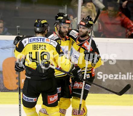 EBEL. Eishockey Bundesliga. KAC gegen UPC Vienna Capitals.  Torjubel Michael Schiechl, Matt Watkins, Florian Iberer (Caps). Klagenfurt, am 30.12.2014.
Foto: Kuess 

---
pressefotos, pressefotografie, kuess, qs, qspictures, sport, bild, bilder, bilddatenbank