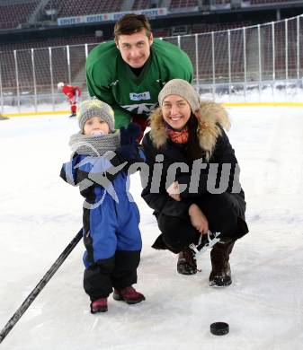 EBEL. Eishockey Bundesliga. Freiluftderby KAC gegen VSV. Training.  David Schuller mit Familie (KAC). Klagenfurt, Woerthersee Stadion, am 2.1.2015.
Foto: Kuess
---
pressefotos, pressefotografie, kuess, qs, qspictures, sport, bild, bilder, bilddatenbank