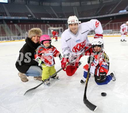 EBEL. Eishockey Bundesliga. Freiluftderby KAC gegen VSV. Training. Marcel Rodman mit Familie (KAC). Klagenfurt, Woerthersee Stadion, am 2.1.2015.
Foto: Kuess
---
pressefotos, pressefotografie, kuess, qs, qspictures, sport, bild, bilder, bilddatenbank