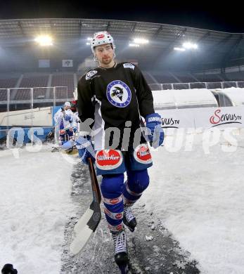 EBEL. Eishockey Bundesliga. Freiluftderby KAC gegen VSV. Training. Eric Hunter (VSV). Klagenfurt, Woerthersee Stadion, am 2.1.2015.
Foto: Kuess
---
pressefotos, pressefotografie, kuess, qs, qspictures, sport, bild, bilder, bilddatenbank