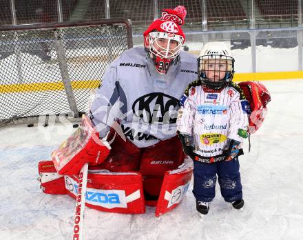 EBEL. Eishockey Bundesliga. Freiluftderby KAC gegen VSV. Training. Rene Swette mit Skyler, Sohn von Kirk Furey (KAC). Klagenfurt, Woerthersee Stadion, am 2.1.2015.
Foto: Kuess
---
pressefotos, pressefotografie, kuess, qs, qspictures, sport, bild, bilder, bilddatenbank