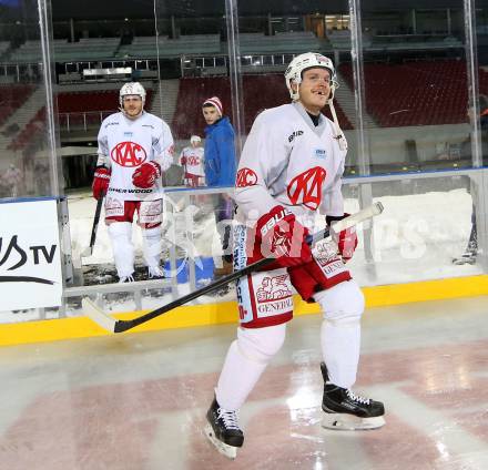 EBEL. Eishockey Bundesliga. Freiluftderby KAC gegen VSV. Training. Manuel Geier, Stephan Geier (KAC). Klagenfurt, Woerthersee Stadion, am 2.1.2015.
Foto: Kuess
---
pressefotos, pressefotografie, kuess, qs, qspictures, sport, bild, bilder, bilddatenbank