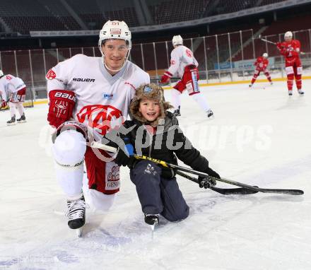 EBEL. Eishockey Bundesliga. Freiluftderby KAC gegen VSV. Training. Oliver Setzinger mit Sohn (KAC). Klagenfurt, Woerthersee Stadion, am 2.1.2015.
Foto: Kuess
---
pressefotos, pressefotografie, kuess, qs, qspictures, sport, bild, bilder, bilddatenbank