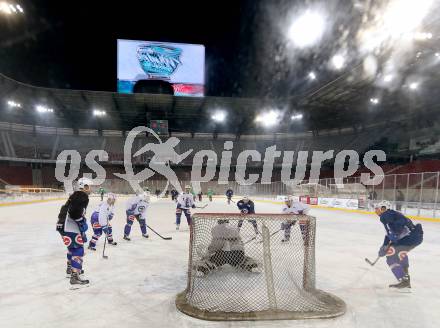 EBEL. Eishockey Bundesliga. Freiluftderby KAC gegen VSV. Training.  (VSV). Klagenfurt, Woerthersee Stadion, am 2.1.2015.
Foto: Kuess
---
pressefotos, pressefotografie, kuess, qs, qspictures, sport, bild, bilder, bilddatenbank