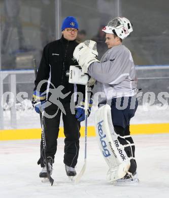 EBEL. Eishockey Bundesliga. Freiluftderby KAC gegen VSV. Training. Trainer Hannu Jaervenpaeae, Jean Philippe Lamoureux (VSV). Klagenfurt, Woerthersee Stadion, am 2.1.2015.
Foto: Kuess
---
pressefotos, pressefotografie, kuess, qs, qspictures, sport, bild, bilder, bilddatenbank