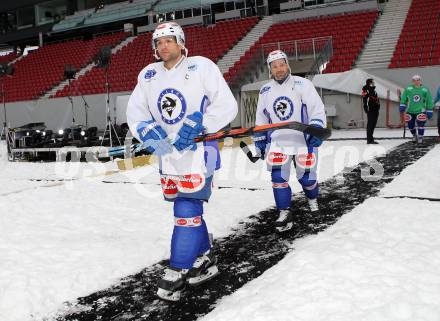 EBEL. Eishockey Bundesliga. Freiluftderby KAC gegen VSV. Training. Cole Jarrett, Gerhard Unterluggauer (VSV). Klagenfurt, Woerthersee Stadion, am 2.1.2015.
Foto: Kuess
---
pressefotos, pressefotografie, kuess, qs, qspictures, sport, bild, bilder, bilddatenbank