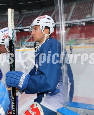 EBEL. Eishockey Bundesliga. Freiluftderby KAC gegen VSV. Training. Jason Krog (VSV). Klagenfurt, Woerthersee Stadion, am 2.1.2015.
Foto: Kuess
---
pressefotos, pressefotografie, kuess, qs, qspictures, sport, bild, bilder, bilddatenbank