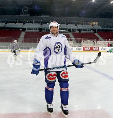 EBEL. Eishockey Bundesliga. Freiluftderby KAC gegen VSV. Training. Cole Jarrett (VSV). Klagenfurt, Woerthersee Stadion, am 2.1.2015.
Foto: Kuess
---
pressefotos, pressefotografie, kuess, qs, qspictures, sport, bild, bilder, bilddatenbank