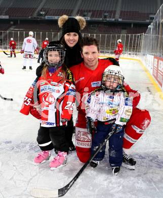 EBEL. Eishockey Bundesliga. Freiluftderby KAC gegen VSV. Training. Kirk Furey mit Ehefrau Jennifer und Kinder Brinn-Leo und Skyler (KAC). Klagenfurt, Woerthersee Stadion, am 2.1.2015.
Foto: Kuess
---
pressefotos, pressefotografie, kuess, qs, qspictures, sport, bild, bilder, bilddatenbank