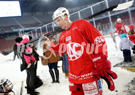 EBEL. Eishockey Bundesliga. Freiluftderby KAC gegen VSV. Training. Jamie Lundmark (KAC). Klagenfurt, Woerthersee Stadion, am 2.1.2015.
Foto: Kuess
---
pressefotos, pressefotografie, kuess, qs, qspictures, sport, bild, bilder, bilddatenbank